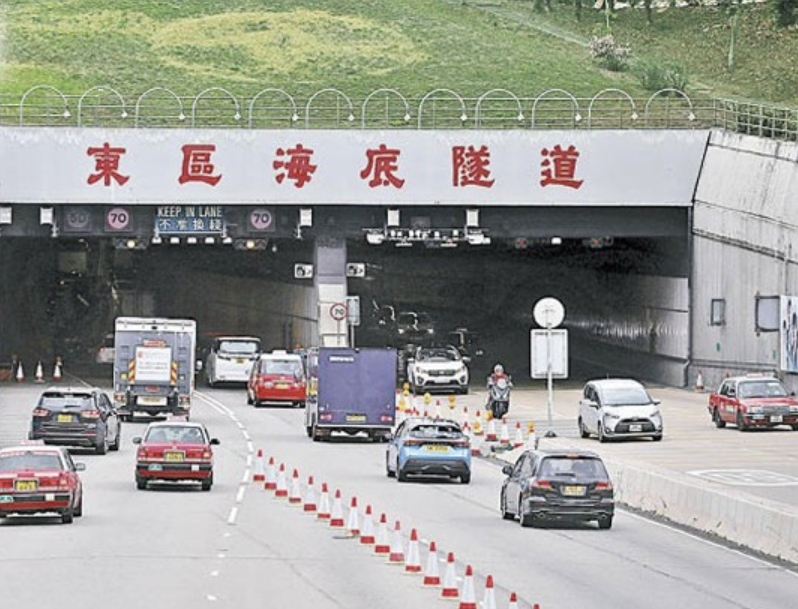 香港車禍 | 貨車撞毀東隧行政大樓閘門 六旬司機涉酒駕被捕