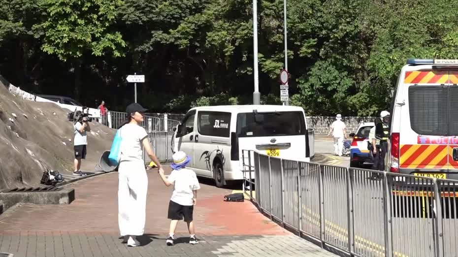 香港車禍 | 牛頭角客貨車失控剷行人路撞鐵欄 三剪草工人受傷送院