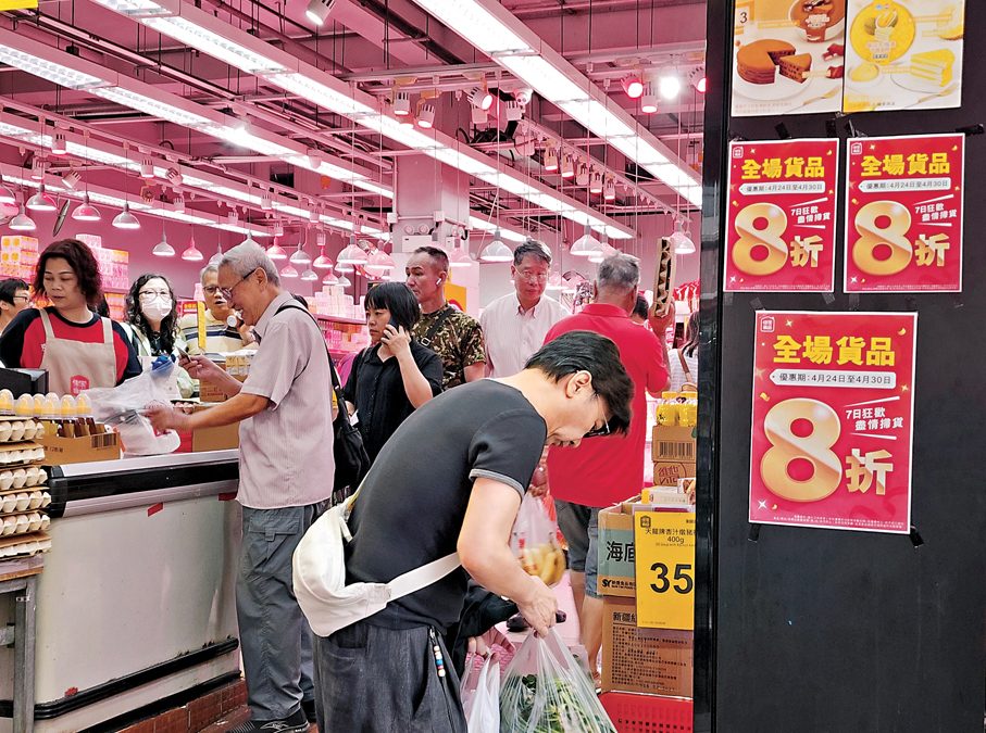 香港超市減價戰白熱化　市民分頭掃貨滿載而歸