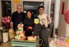 黄晓明全家庆生照流出！小海绵紧搂奶奶不撒手