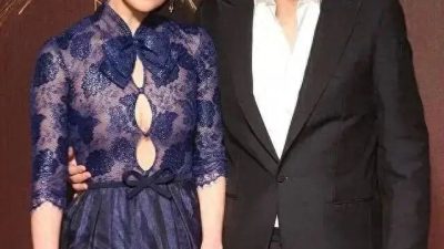 蒋勤勤胸口礼服差点撑爆 与老公同框真敢穿