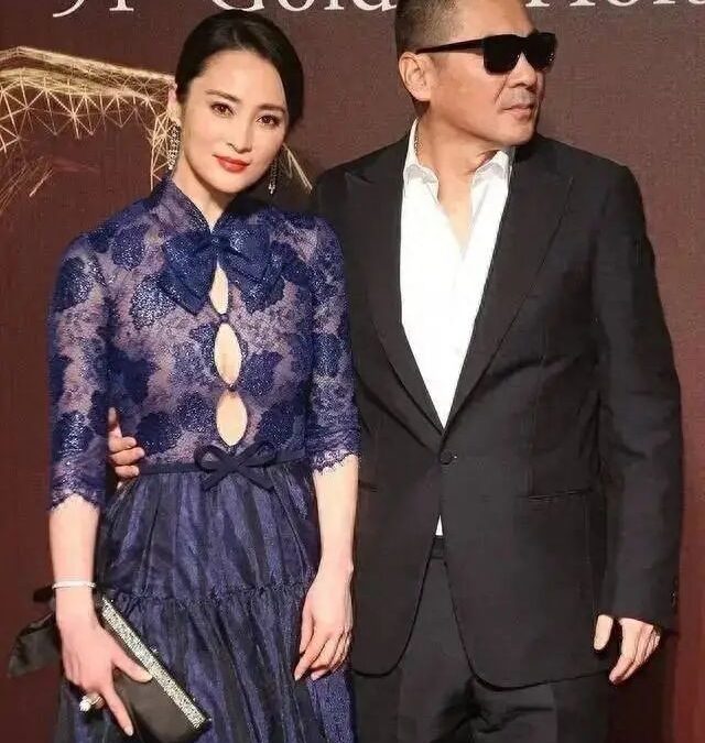 蒋勤勤胸口礼服差點撑爆 與老公同框真敢穿