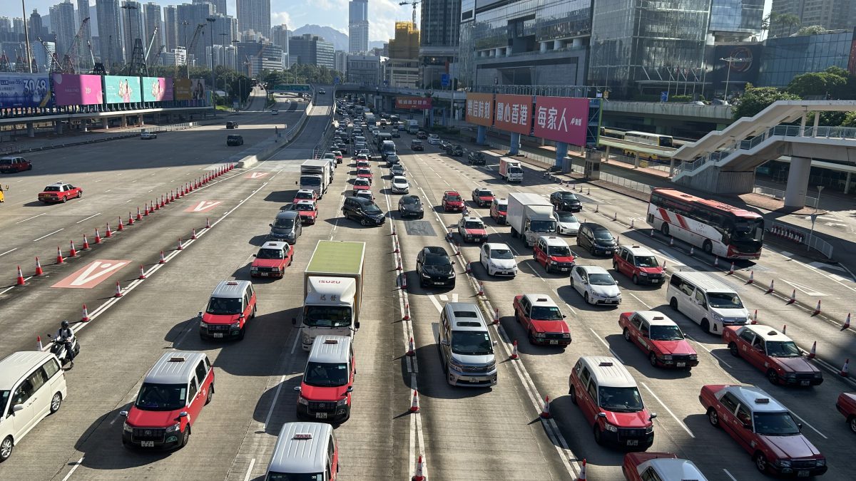 政府計劃今年在西隧、東隧及機場隧道合適路段重鋪路面