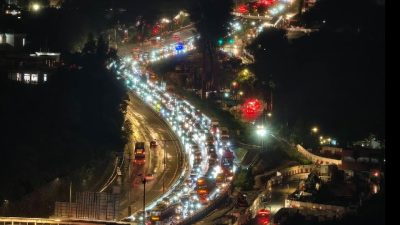 粉嶺公路私家車因水浸停車　貨車收掣不及撞尾司機半昏迷