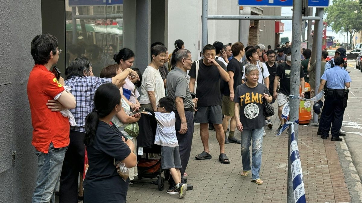 堅尼地城住廈失火多人報案　消防升雲梯救援　單位救出3狗