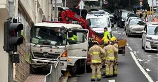 中環吊臂車斜路溜前8米 狂掃鐵欄撞幼稚園外牆 網民：好彩非放學時間