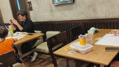 大家樂變補習社？學童晚市霸位做功課遭公審　網民見食物：算數啦