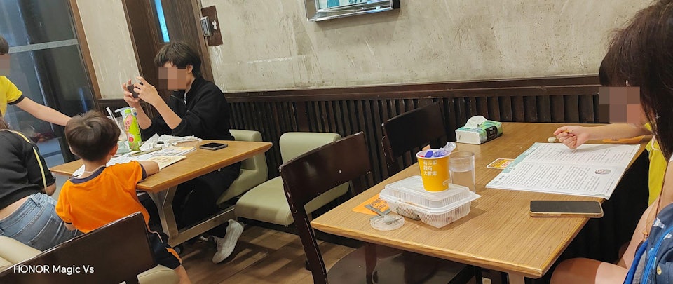 大家樂變補習社？學童晚市霸位做功課遭公審　網民見食物：算數啦