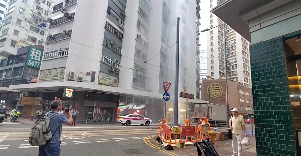 灣仔莊士敦道爆鹹水管　水柱達8層樓高