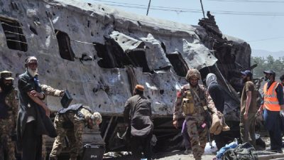巴基斯坦发生致命袭击事件 一客運列車遇炸彈襲襲 至少27人死亡82人受傷