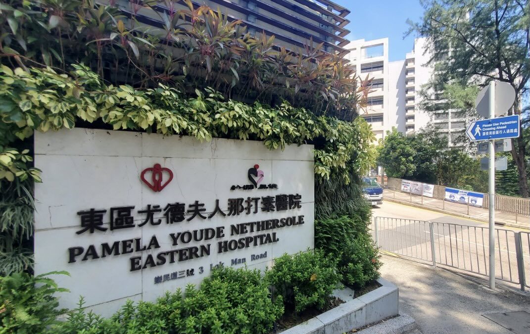 香港西灣河男子遭兩煞持刀棍伏擊 港警檢血帽假髮緝兇徒