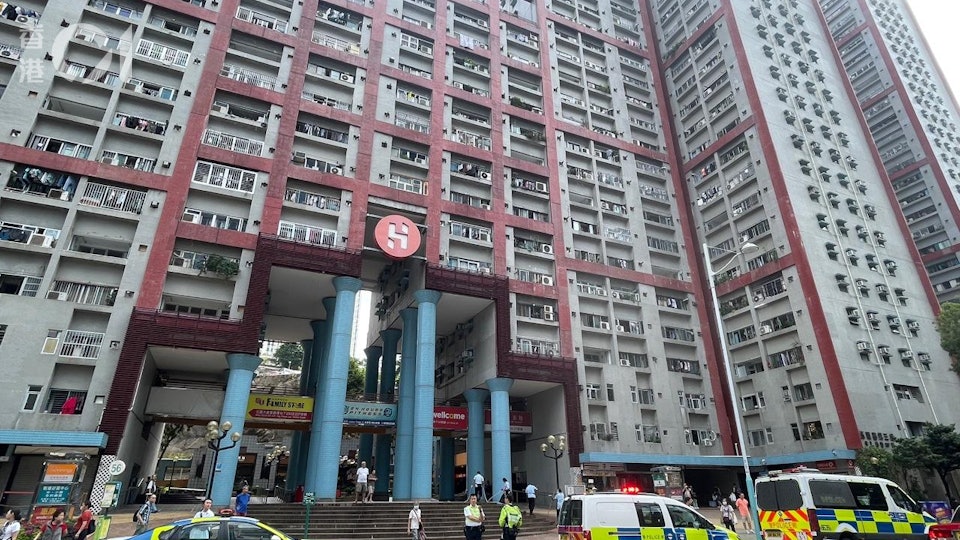 牛頭角玉蓮臺兩陌生人爭位坐　八旬翁遭打傷頭　警緝在逃六旬漢