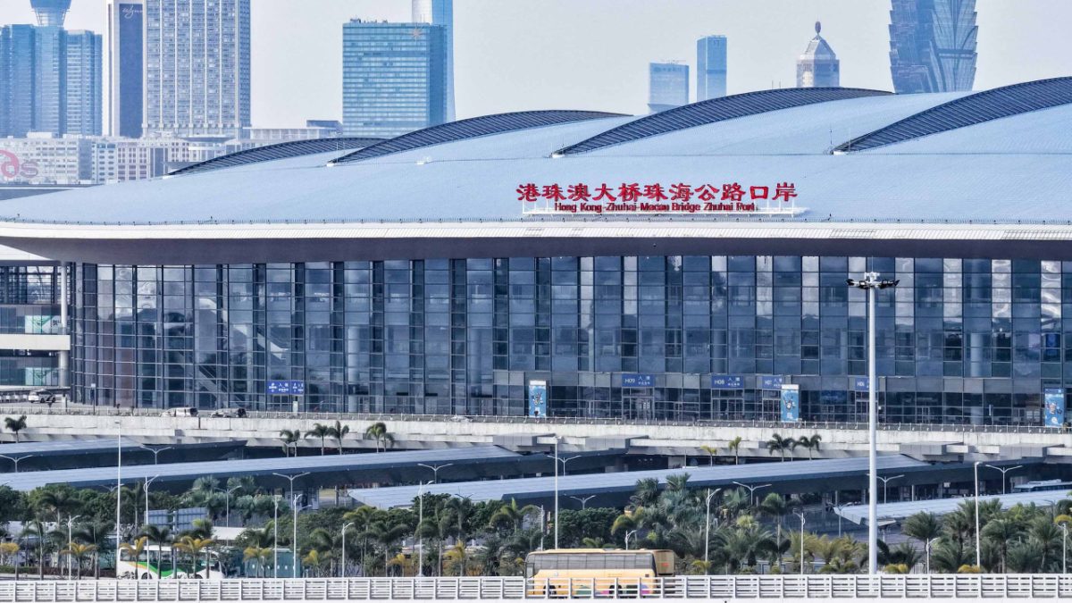 運輸署：港珠澳大橋珠海口岸往香港方向車輛通關廣場現時非常繁忙