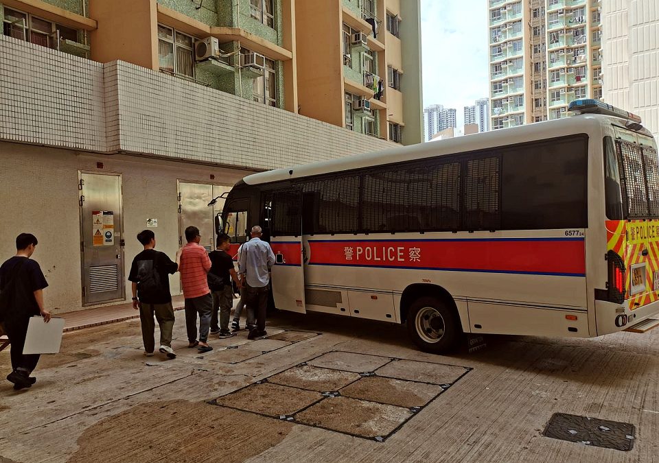 警方葵涌拘捕4名男女  打擊街頭賭博