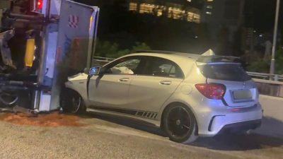 車CAM｜荃灣路兩私家車狂飆　避車急切線　Benz猛力撞翻貨車釀3傷