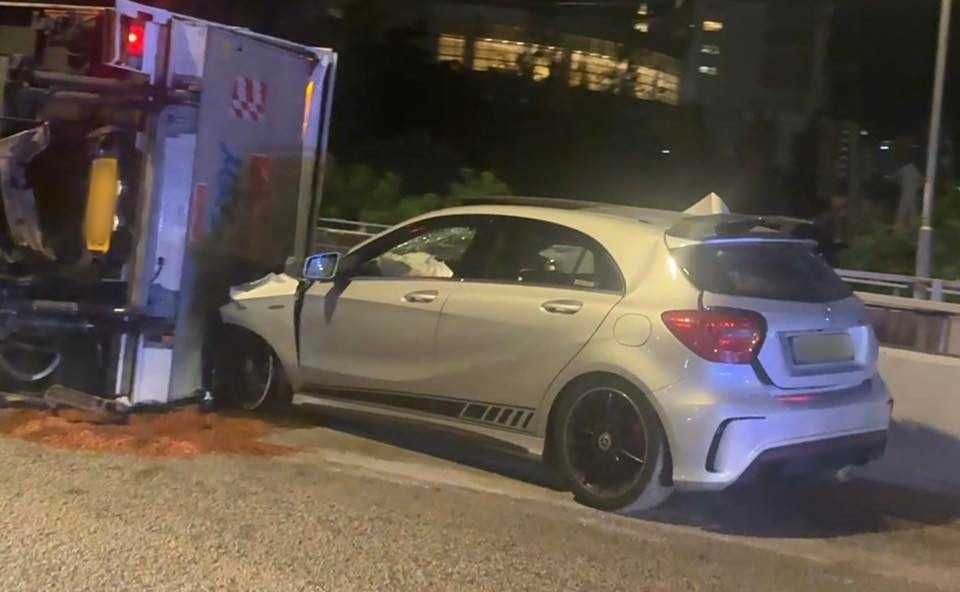 車CAM｜荃灣路兩私家車狂飆　避車急切線　Benz猛力撞翻貨車釀3傷