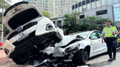 屯門三聖街兩私家車相撞　一車被「炒起」壓住Tesla車頭