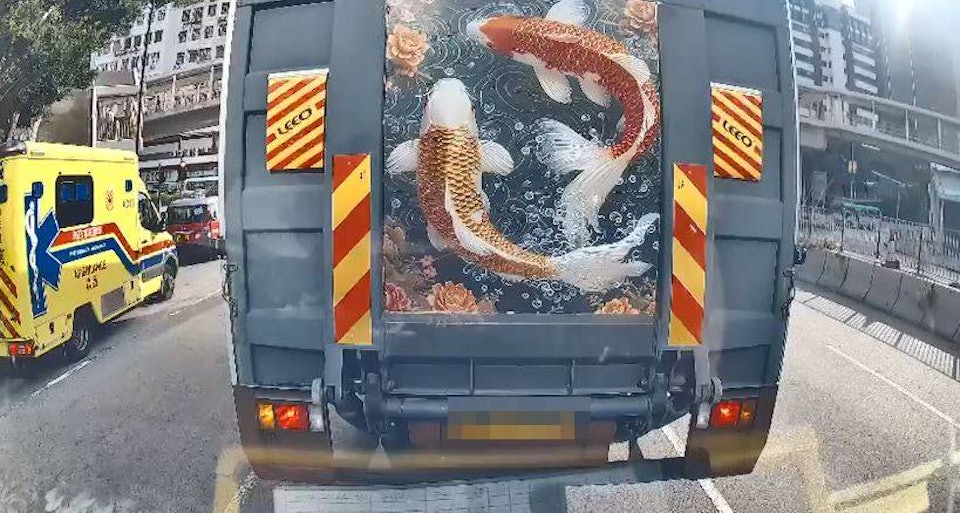 葵涌貨車行駛途中突然落尾板　尾隨司機忙倒車：差啲硬食！