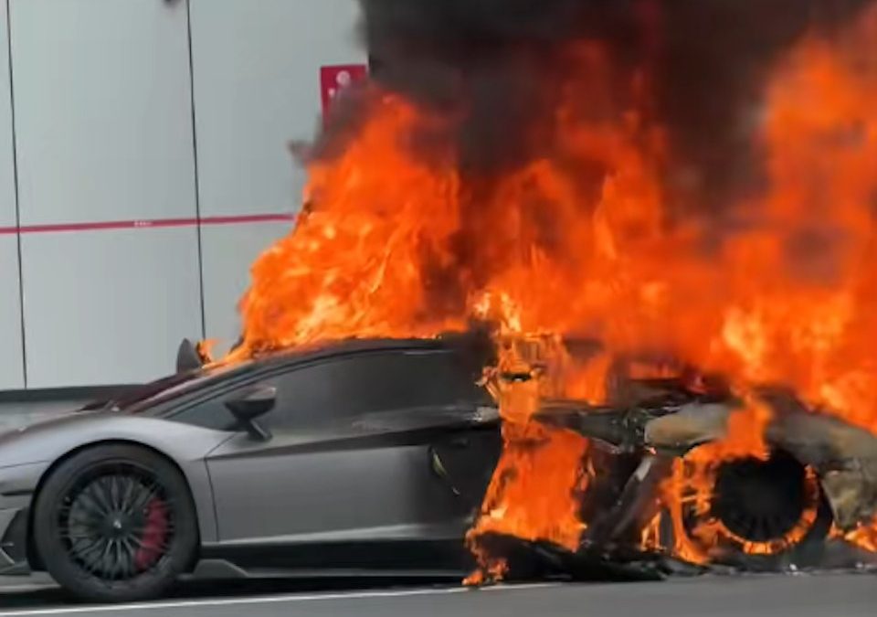 林寶堅尼自焚全車陷火海傳巨響　目擊者：快走！別等下爆炸