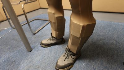 雙腳變「鐵甲奇俠」落馬洲抵港　海關揭藏千支私煙　49歲男囚6周