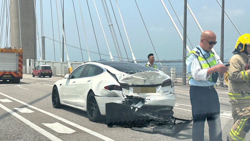 汀九橋客貨車與Tesla相撞　一司機送院　往九龍交通擠塞