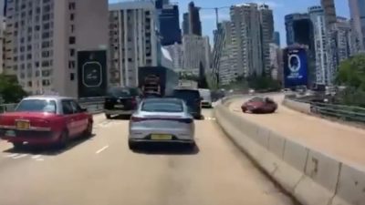 堅拿道天橋的士失控炒壆險翻側　一乘客受傷　碎石擊對線車