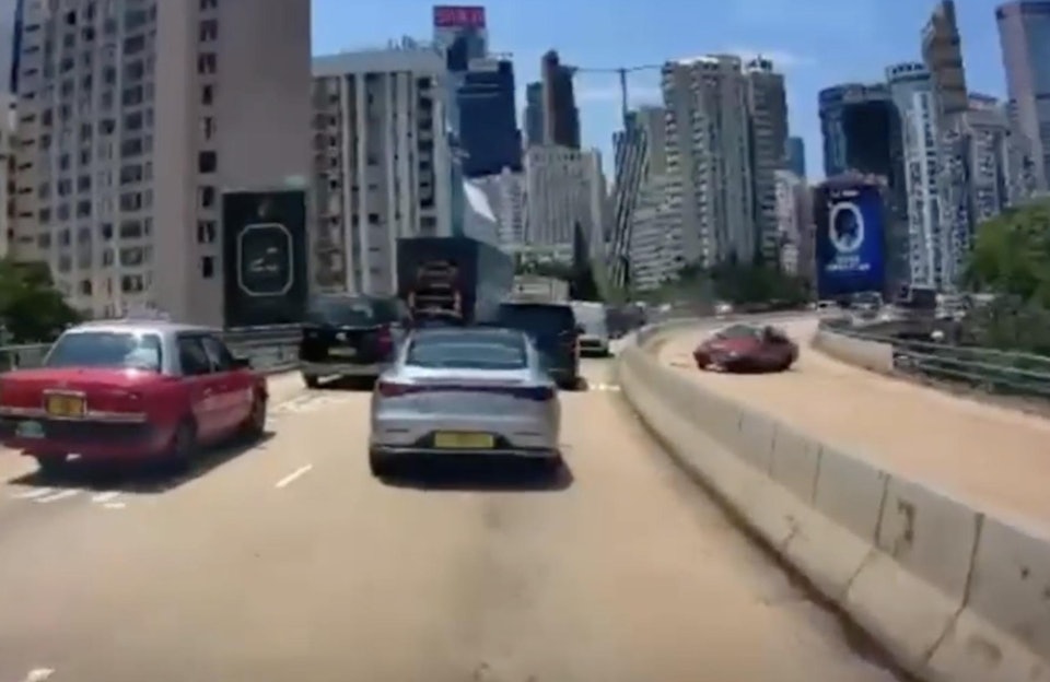 堅拿道天橋的士失控炒壆險翻側　一乘客受傷　碎石擊對線車