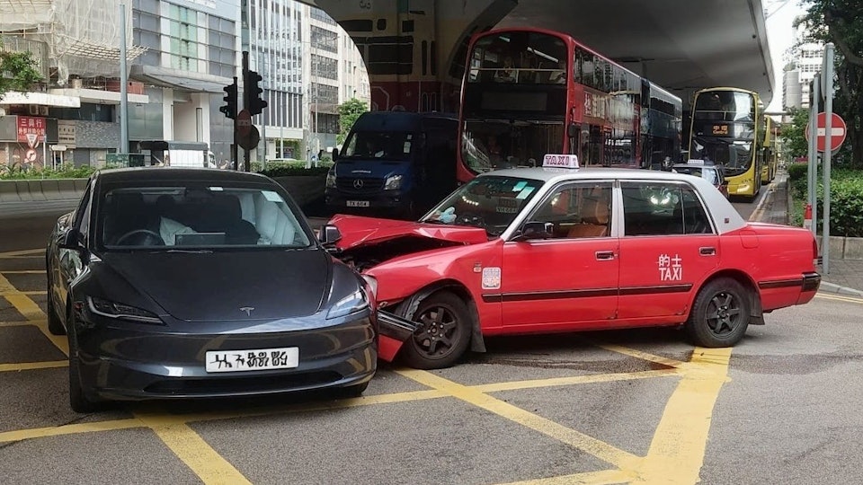 上環乾諾道中的士攔腰撞Tesla　車頭摺起　往灣仔交通一度受阻