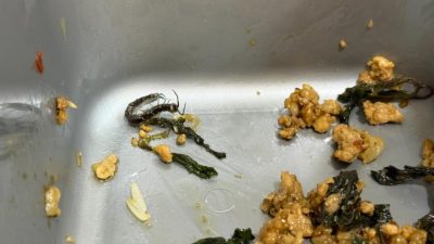 中環泰國菜餐廳外賣藏蜈蚣！　職員解釋「係花嚟」拒退款