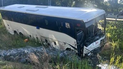 美國交通部長指巴士司機來自中國不懂英文 酿車禍5死44傷