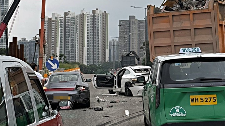 今日上午上水兩私家車相撞 至少二人傷
