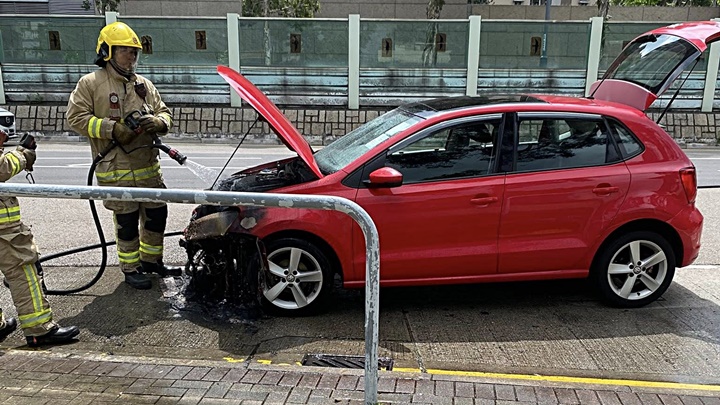 元朗私家車于鳳麒路車頭起火 司機棄車逃生