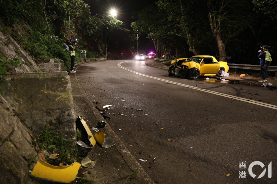 清水灣私家車自炒撞山坡　司機一度昏迷乘客輕傷　2人送院治理