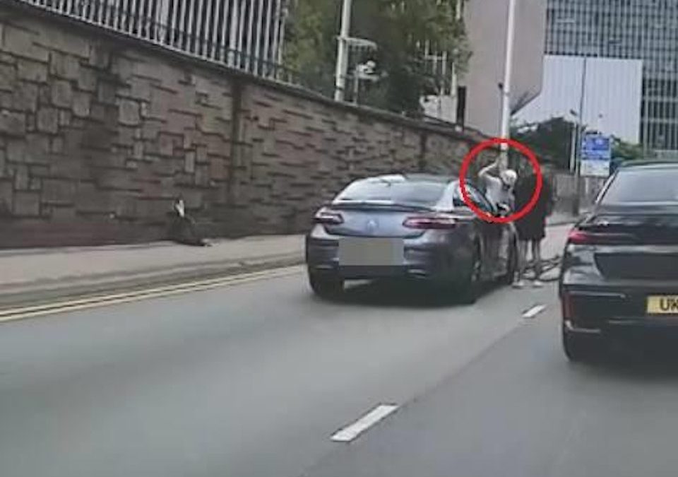中環夏愨道單車漢捱撞怒拍車頭　平治10分鐘後鄰街再撼貨車