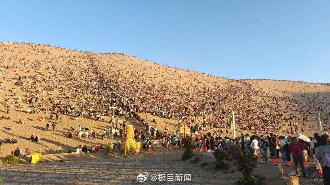 敦煌鸣沙山骆驼五一全員加班，队伍绵延数裡