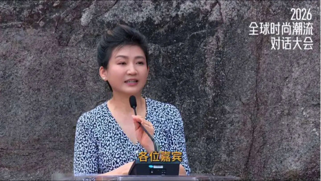 58岁王小丫泉州露面，皱纹明显卻被赞冻龄，這状态你敢信？