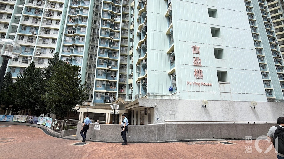 深水埗富昌邨伴屍｜六旬婦坐於沙發去世　二女伴屍2日至親戚上門