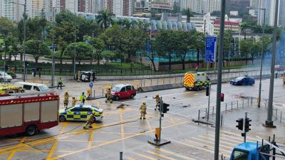 九龍灣宏照道電動車撞女途人　電池飛脫起火冒煙　消防封路救援