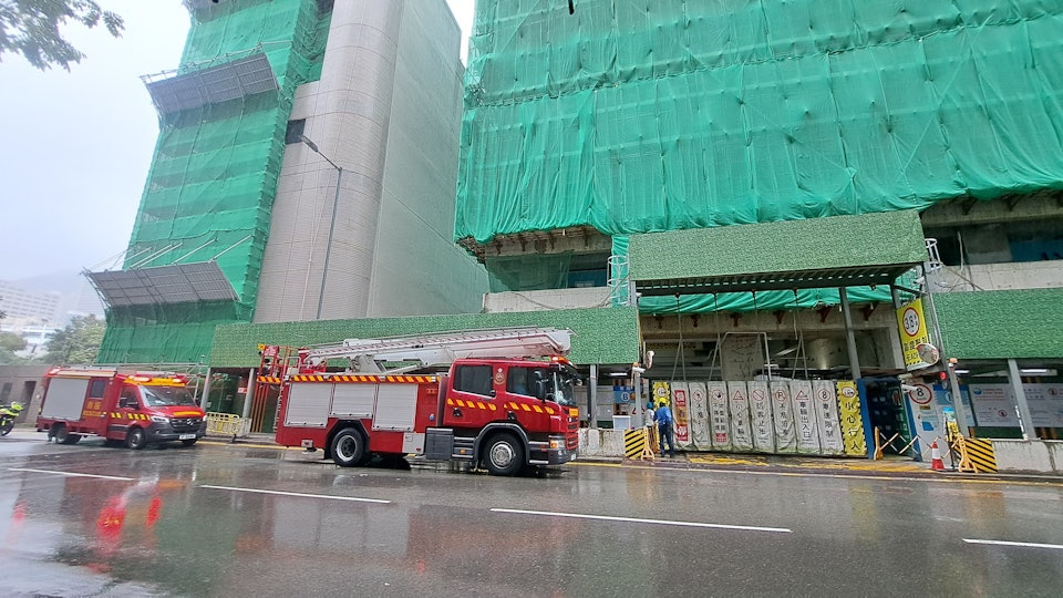 柴灣常達街建築地盤　工人疑高處墮下腳傷被困　獲救送院