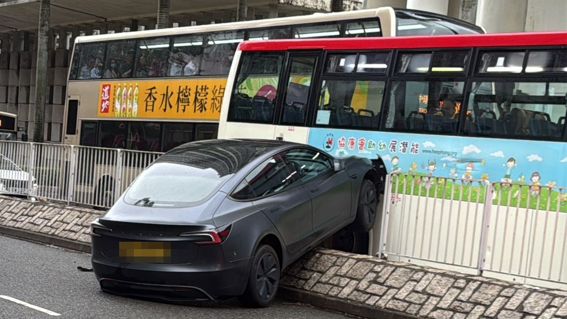早高峰將軍澳寶豐路Tesla騎上石壆，撞向對面線旅遊巴　致2人不適包括3歲童