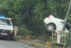 東涌道私家車失事　衝出行車線撞燈柱　「倒豎葱」直插路邊叢林