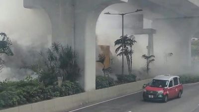 觀塘鯉魚門道貨車疑故障狂噴煙　街頭遭「煙海」淹沒