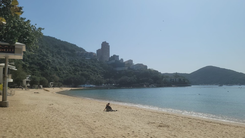 今日早上深水灣泳灘七旬婦疑遇溺　昏迷送院搶救