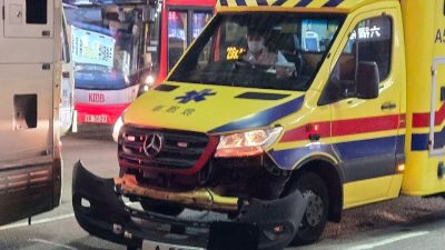 旺角救護車遭巴士撞甩泵把無人傷　消防處派其他救護車將病人送院