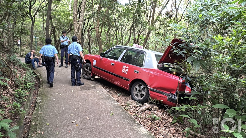 將軍澳馬游塘的士入錯小路　撞壆爆胎險墮崖　司機：幾有經驗都死