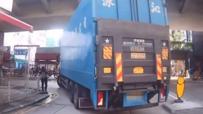 土瓜灣貨車轉彎　婦人站欄外險被夾　網民斥：完全冇常識