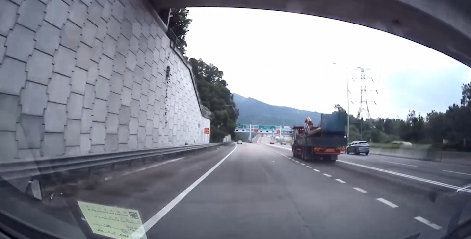 吐露港公路貨車跌石屎板　私家車險被擊中：早2秒byebye咗