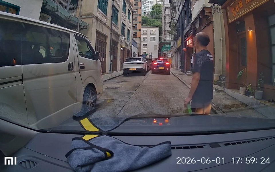 Seres電車人肉霸位！大叔做路障　機智司機奇招KO：大快人心