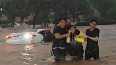 廣東河源暴雨　燒烤店老闆不顧店面遭淹衝進水中救人獲網民大讚