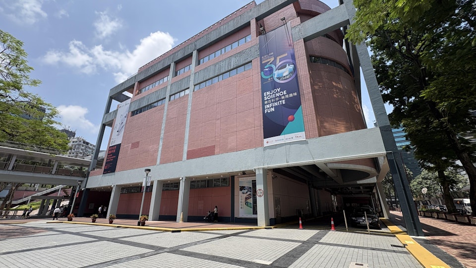 香港科學館冷氣機冒煙傳燶味惹火警驚魂　2,000人匆匆離開
